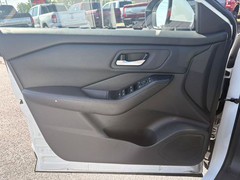 Used 2025 Nissan Rogue SV AWD/4WD image 3