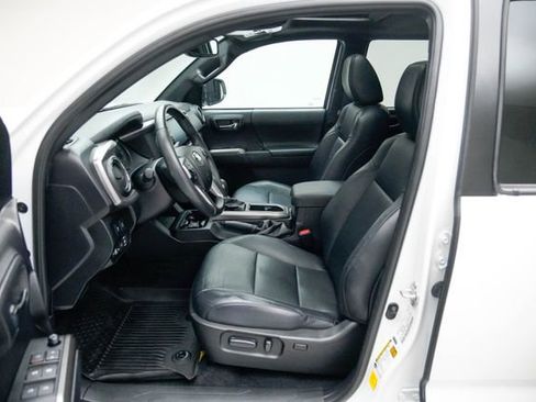 Used 2021 Toyota Tacoma Limited image 15
