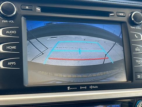 Used 2018 Toyota Highlander XLE AWD/4WD image 19