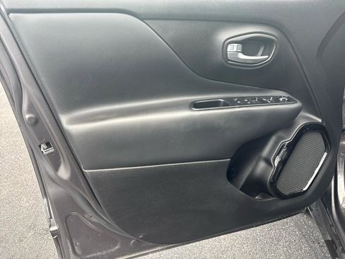 Used 2016 Jeep Renegade Latitude AWD/4WD image 11