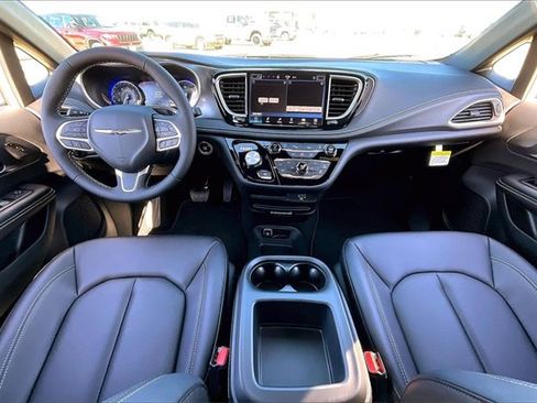 New 2026 Chrysler Pacifica Select image 6