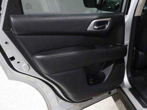 Used 2020 Nissan Pathfinder S image 18