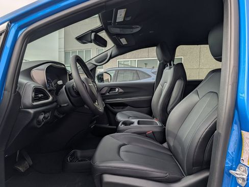 New 2026 Chrysler Pacifica Select FWD image 5