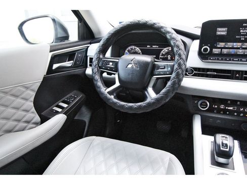 Used 2023 Mitsubishi Outlander FWD image 8