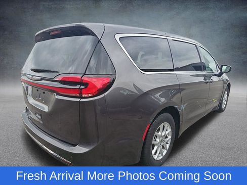 Used 2023 Chrysler Pacifica Touring-L image 5