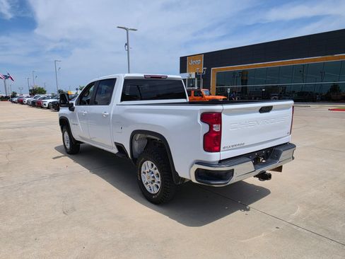 Used 2023 Chevrolet Silverado 2500 LT AWD/4WD image 3