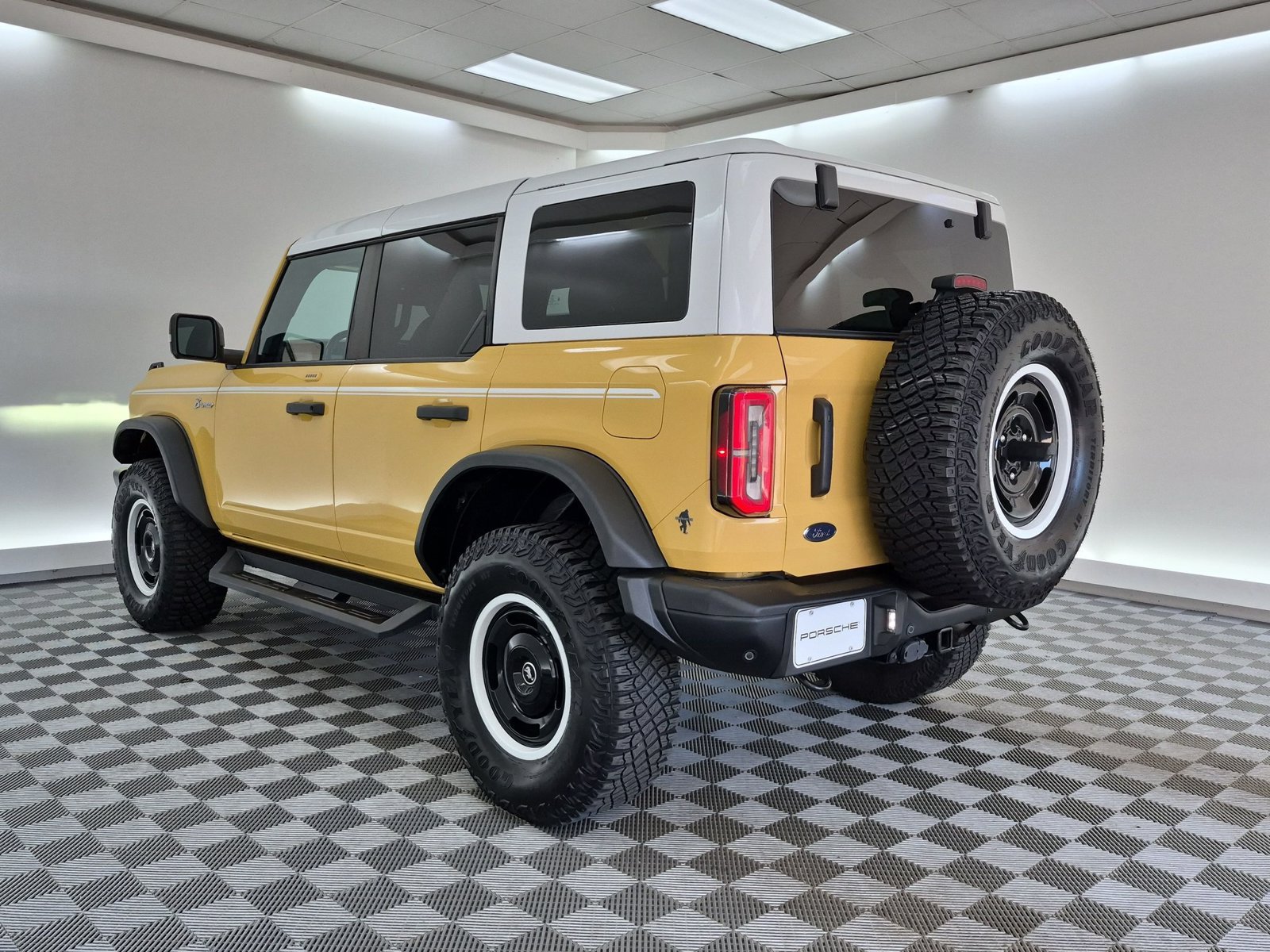 Used 2023 Ford Bronco Heritage Edition AWD/4WD image 3