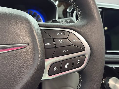 Used 2024 Chrysler Pacifica Limited FWD image 18
