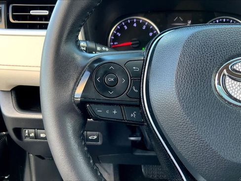 Used 2021 Toyota RAV4 XLE Premium image 22