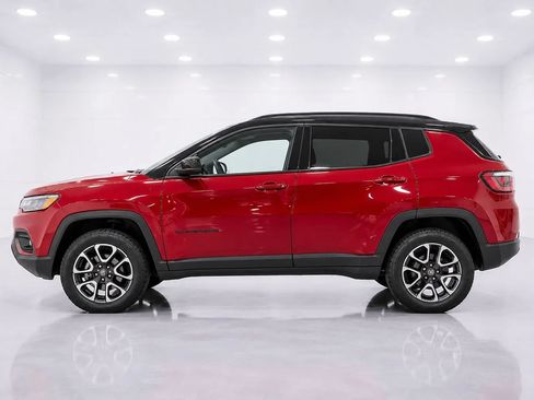 Used 2025 Jeep Compass Trailhawk AWD/4WD image 2