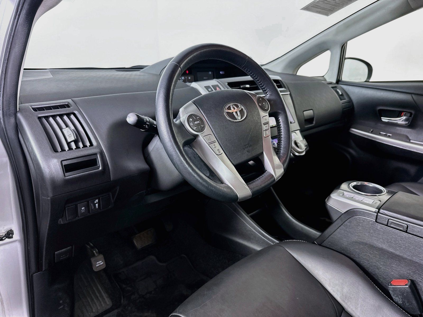 Used 2015 Toyota Prius V Five FWD image 10