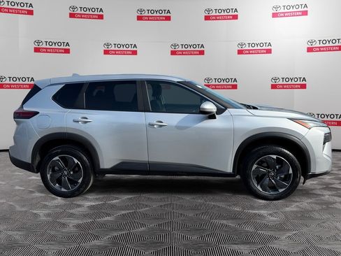 Used 2024 Nissan Rogue SV image 2