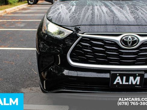 Used 2023 Toyota Highlander L image 11