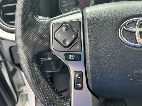 Used 2016 Toyota Tacoma Limited w/ Towing Package image 19