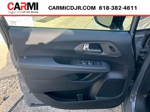 New 2025 Chrysler Pacifica Select image 10