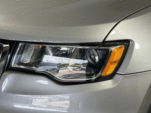 Used 2019 Jeep Grand Cherokee Laredo w/ Laredo X Package RWD image 12