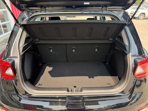 Used 2025 Hyundai Venue SEL FWD image 8