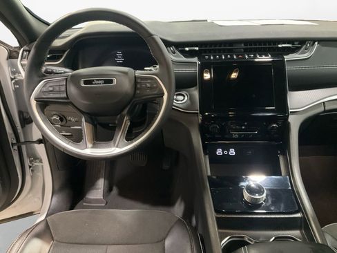 Used 2023 Jeep Grand Cherokee Altitude AWD/4WD image 10