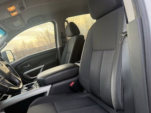 Used 2019 Nissan Titan SV w/ SV Convenience Package image 13