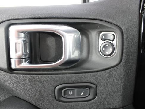 Used 2025 Jeep Wrangler Unlimited Sahara w/ Safety Group AWD/4WD image 14