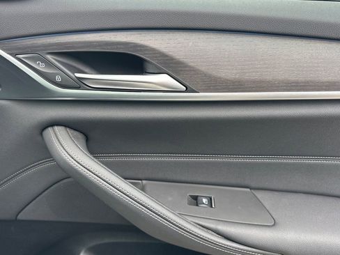 Used 2023 BMW 530e w/ M Sport Package image 18