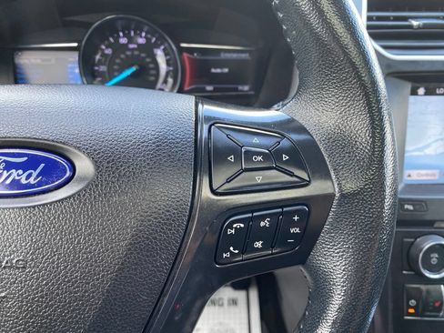Used 2017 Ford Explorer XLT w/ Equipment Group 202A AWD/4WD image 22
