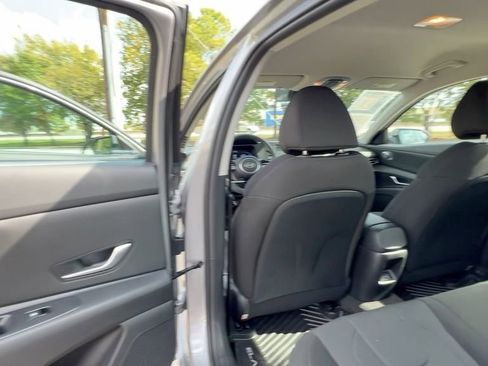 Certified 2025 Hyundai Elantra SE image 38