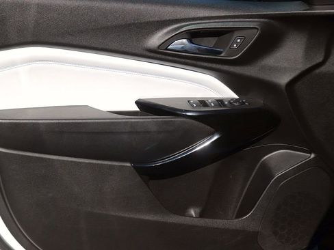 Used 2025 Chevrolet Trax LT w/ LT Convenience Package FWD image 10