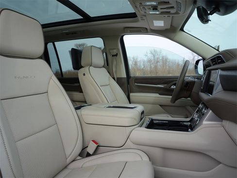 Used 2024 GMC Yukon XL Denali w/ Advanced Technology Package image 13