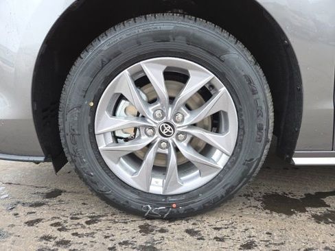 Used 2026 Toyota Sienna LE image 28