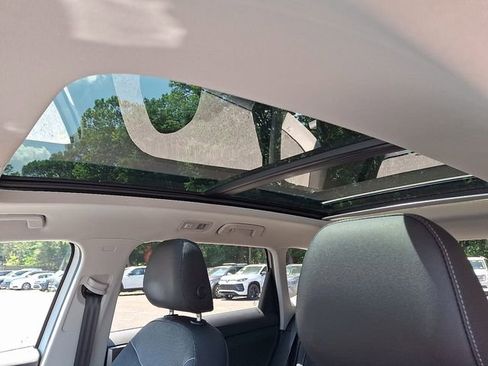 Certified 2025 Volkswagen Taos SE image 21