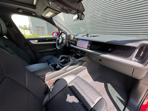 Used 2025 Porsche Cayenne E-Hybrid image 40