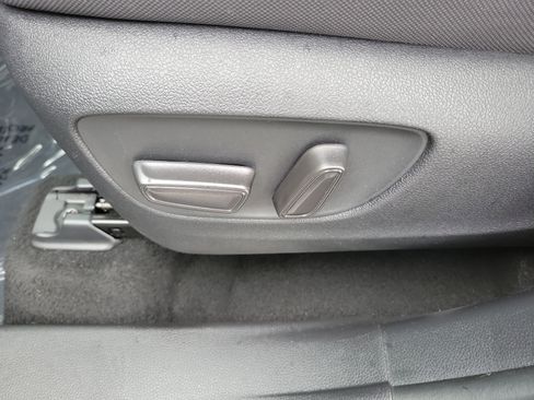 Used 2023 Toyota Highlander LE FWD image 12