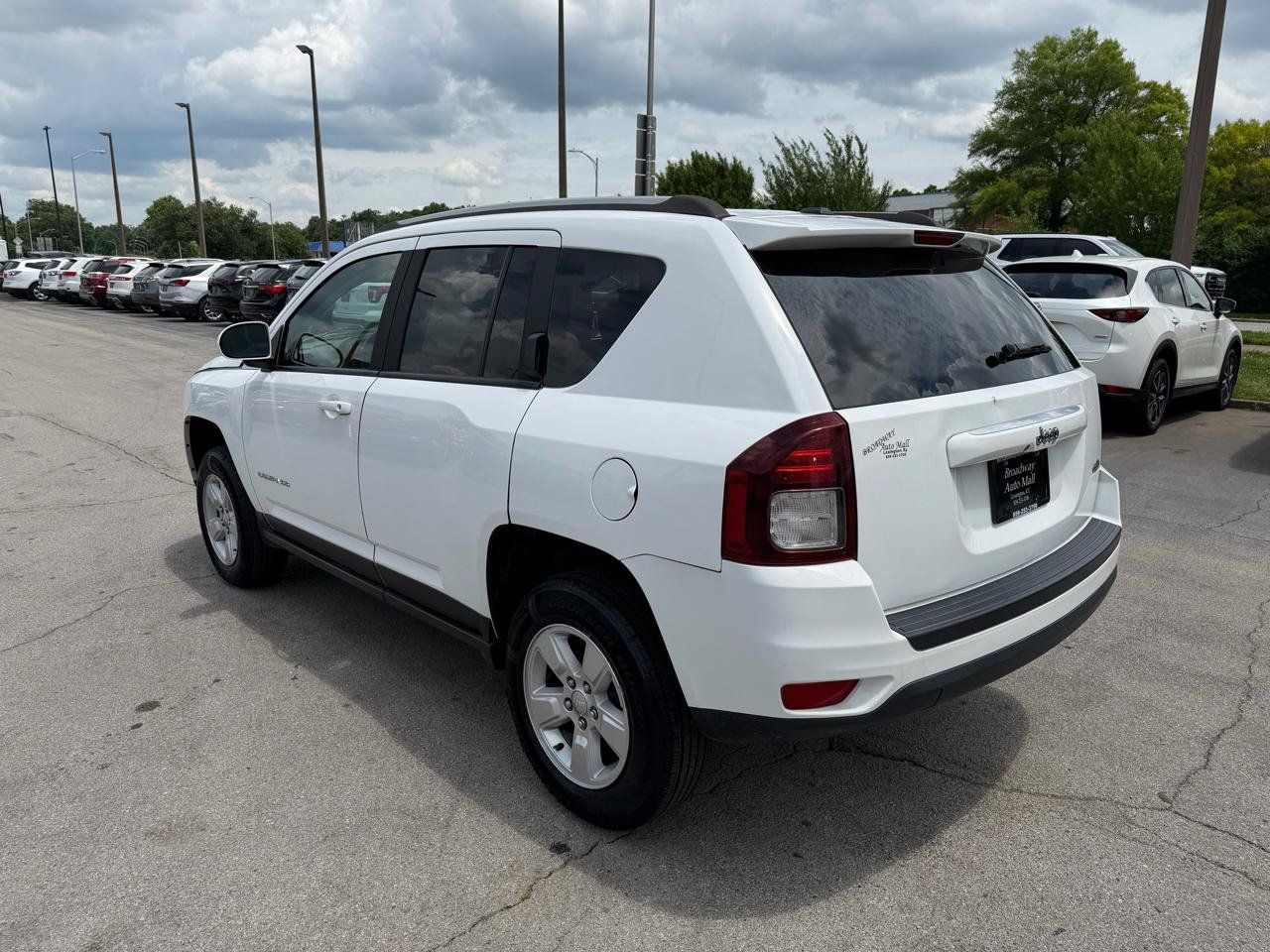Used 2017 Jeep Compass Latitude FWD image 5
