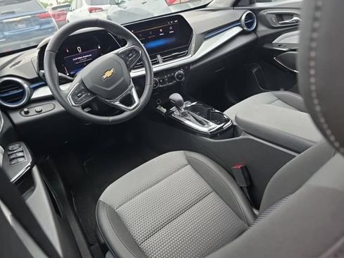 Used 2025 Chevrolet Trax LT w/ Driver Confidence Package FWD image 2