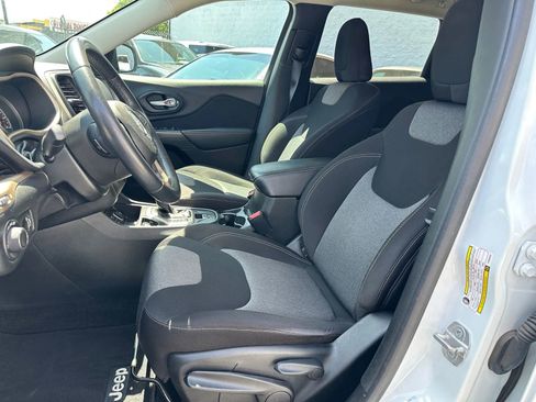 Used 2015 Jeep Cherokee Sport image 25