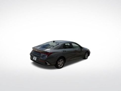 Used 2024 Hyundai Elantra SE FWD image 3