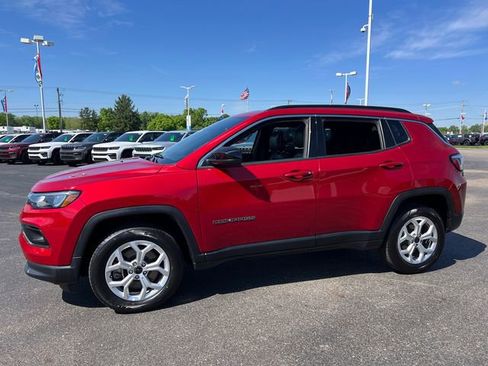Used 2025 Jeep Compass Latitude w/ Sun & Sound Group AWD/4WD image 3