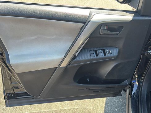 Used 2015 Toyota RAV4 LE FWD image 6