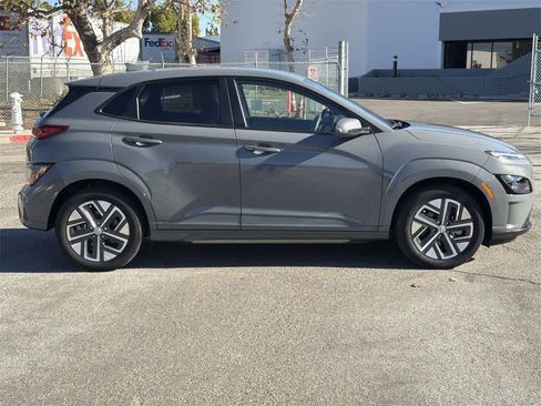 Used 2023 Hyundai Kona SE image 3