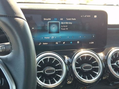 Used 2023 Mercedes-Benz GLB 250 4MATIC image 17