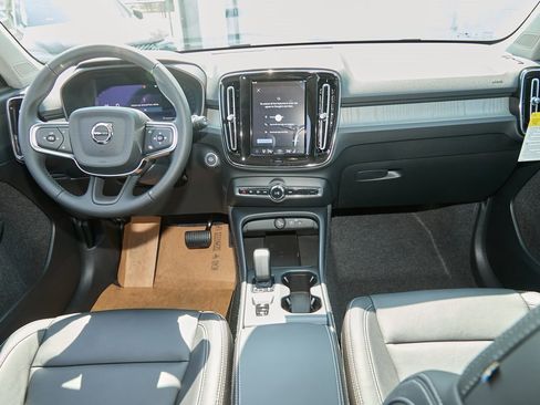 New 2026 Volvo XC40 B5 Core image 19