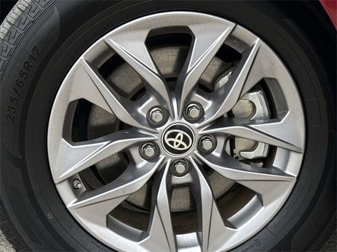 Used 2024 Toyota Sienna LE image 9