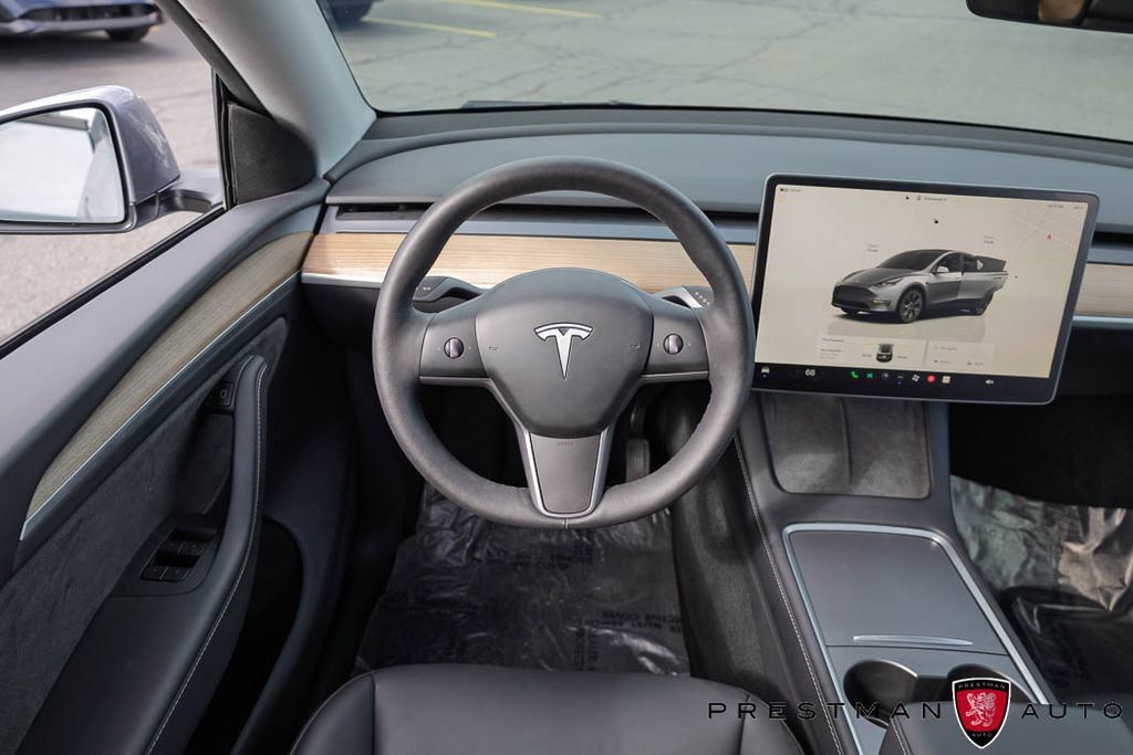 Used 2025 Tesla Model Y Long Range AWD/4WD image 2