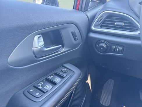 Used 2025 Chrysler Pacifica Select FWD image 13