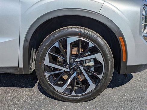 Used 2024 Mitsubishi Outlander SE image 11