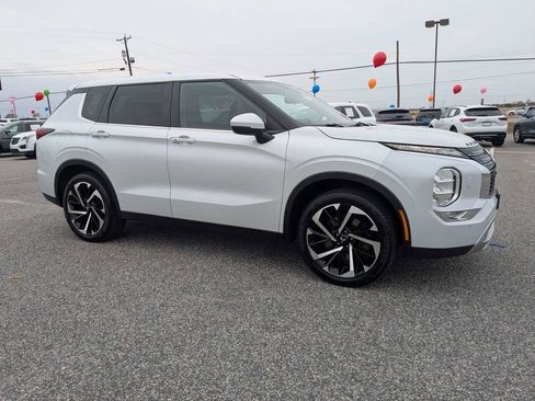 Used 2022 Mitsubishi Outlander SE image 3