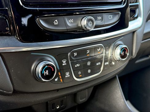 Used 2023 Chevrolet Traverse LT image 19