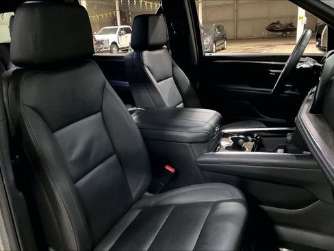 Used 2025 Chevrolet Suburban Z71 AWD/4WD image 7