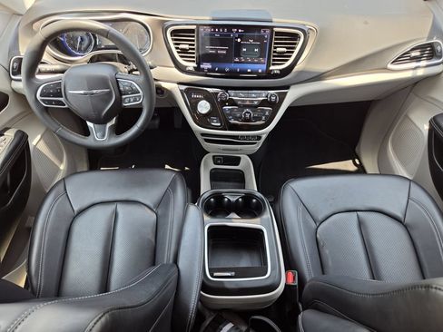 Used 2024 Chrysler Pacifica Touring-L FWD image 12